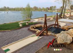 parcours de minigolf dans un centre nautique